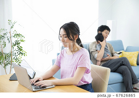 ビジネス 仕事 女性 テレワーク ノートパソコン 在宅勤務の写真素材