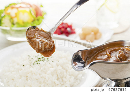 長時間煮込んだビーフカレーをご飯にかける 67627655