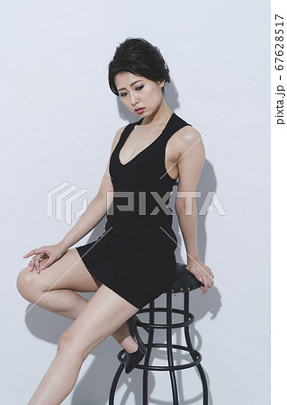 ワンピースを着た女性 67628517