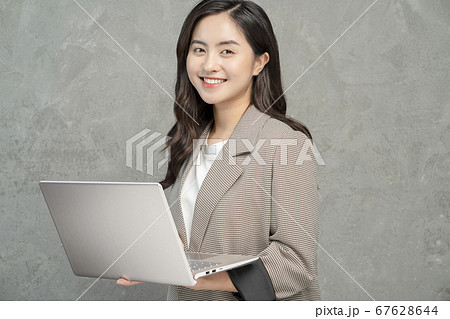 女性 ビジネスウーマン 女性 ビジネスウーマン 67628644