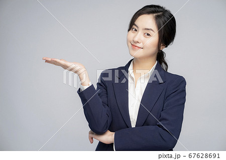 女性　ビジネスウーマン 67628691