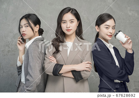 女性 ビジネスウーマン 女性 ビジネスウーマン 67628692