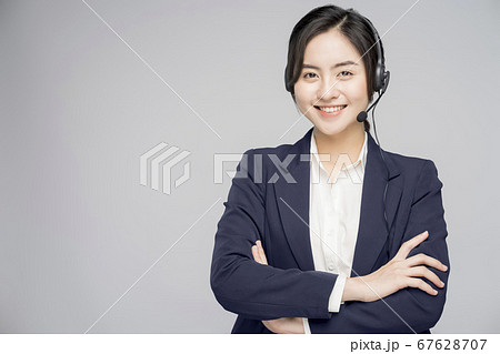 女性　ビジネスウーマン　CSスタッフ 67628707