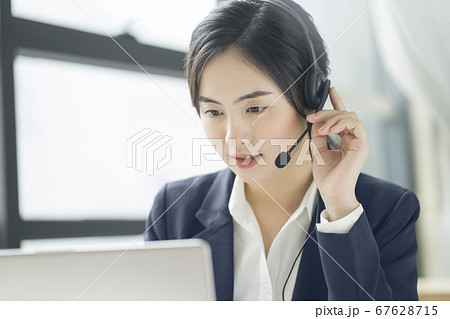女性 ビジネスウーマン CSスタッフ 女性 ビジネスウーマン CSスタッフ 67628715