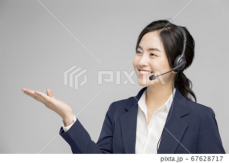 女性　ビジネスウーマン　CSスタッフ 67628717