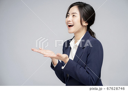 女性　ビジネスウーマン 67628746