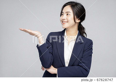 女性　ビジネスウーマン 67628747