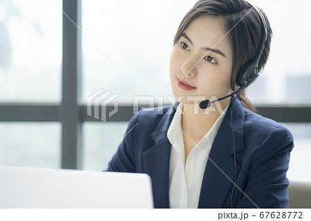 女性　ビジネスウーマン　CSスタッフ 67628772