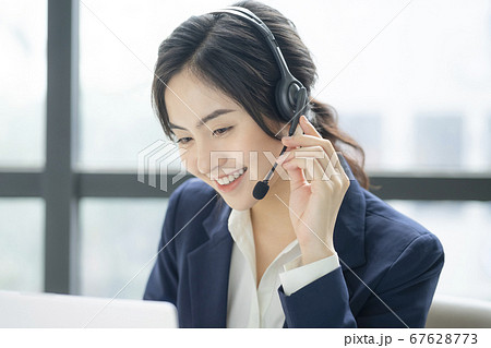 女性　ビジネスウーマン　CSスタッフ 67628773