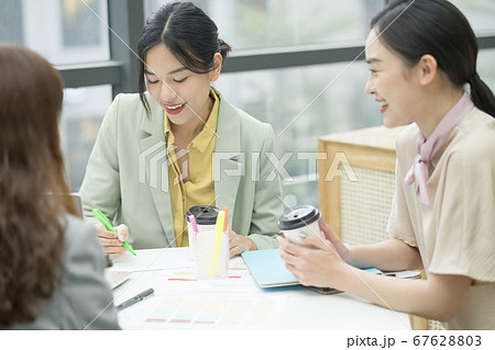 女性　ビジネスウーマン 67628803