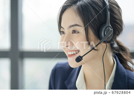 女性　ビジネスウーマン　CSスタッフ 67628804