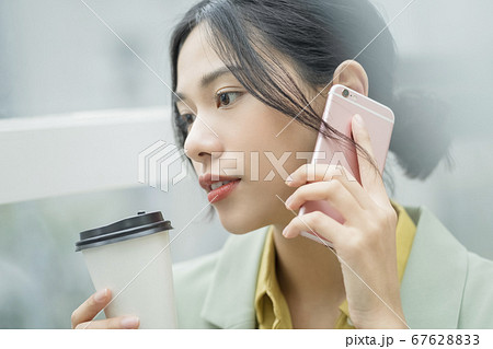 女性　ビジネスウーマン 67628833