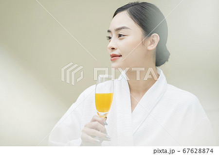 女性　ビューティー　エステ　リラックス 67628874