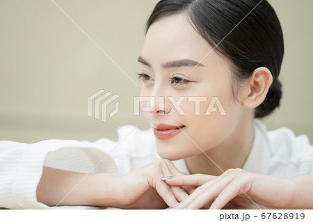 女性　ビューティー　エステ　リラックス 67628919
