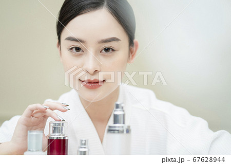 女性　ビューティー　エステ　リラックス 67628944