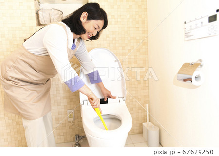 トイレ掃除をするミドル女性 67629250