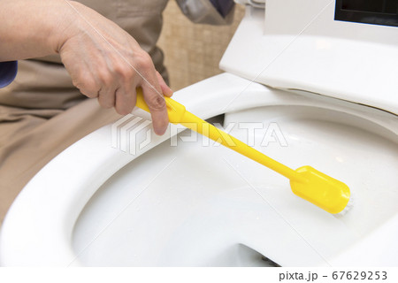 トイレ掃除をするミドル女性 トイレ掃除をするミドル女性 67629253