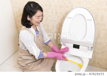 トイレ掃除をするミドル女性 トイレ掃除をするミドル女性 67629255