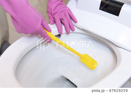 トイレ掃除をするミドル女性 67629259