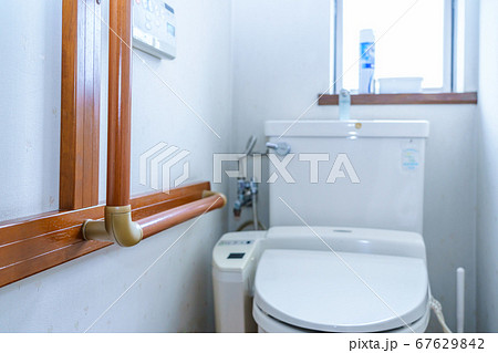老後の安全対策　トイレ手摺　住まいの安全 67629842