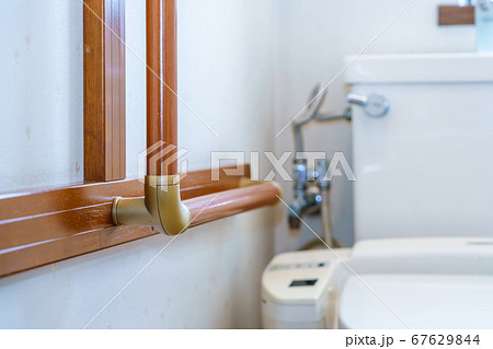 老後の安全対策 トイレ手摺 住まいの安全 老後の安全対策 トイレ手摺 住まいの安全 67629844