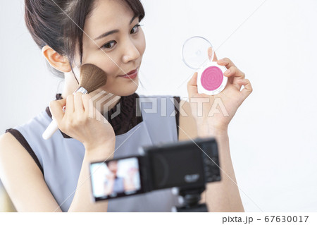 メイク動画を撮る若い女性 ブイロガー ユーチューバー イメージ メイク動画を撮る若い女性 ブイロガー ユーチューバー イメージ 67630017