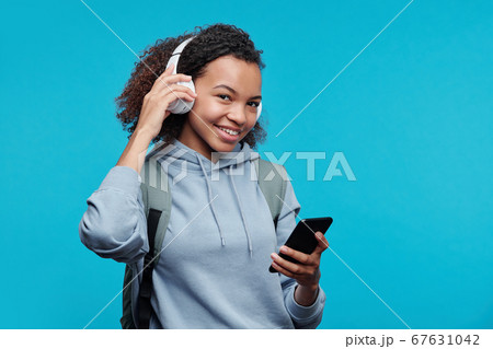 Synchronizing wireless headphones with smartphone Synchronizing wireless headphones with smartphone 67631042