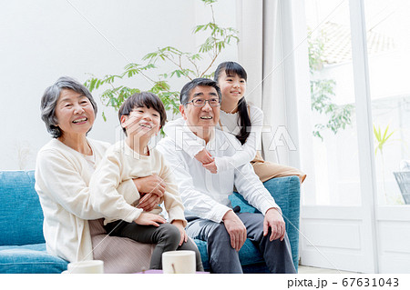 シニア夫婦、孫、ソファ シニア夫婦、孫、ソファ 67631043