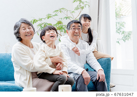 シニア夫婦、孫、ソファ 67631047