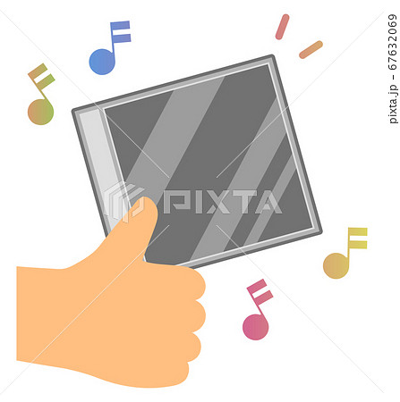 音楽CDケースを手に持つ 67632069