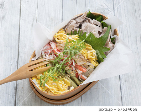 曲げわっぱに入った冷やし中華のお弁当 67634068