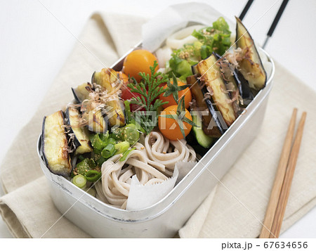 アウトドア、夏のおいしいメスティンのお弁当【ぶっかけそばサラダ】 67634656
