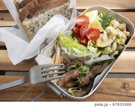 アウトドア おいしいメスティンのパン弁当 グリルポーク パン サラダ の写真素材