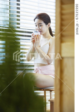 ティータイム 窓 女性 67635990