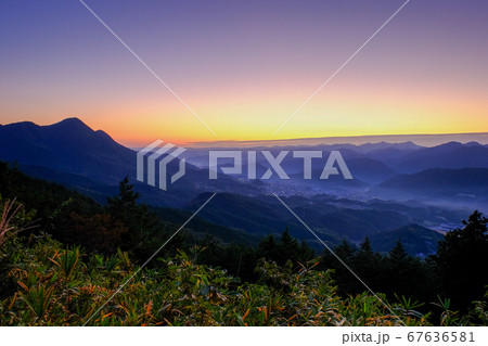 奈良の夜明け（奈良県宇陀市） 67636581