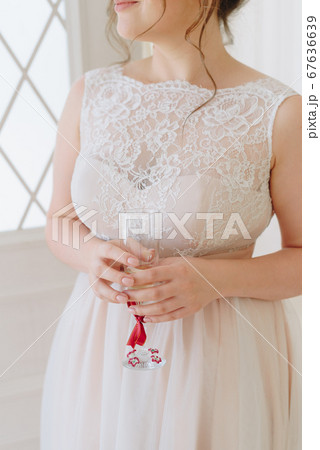 details of the bride in the wedding dress 67636639