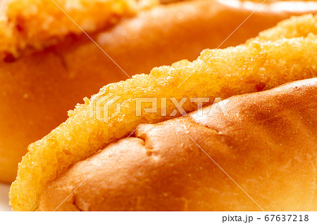 パンにはさまれた白身魚フライのアップ。 67637218