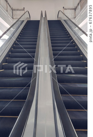 Escalator without people standing Escalator without people standing 67637895