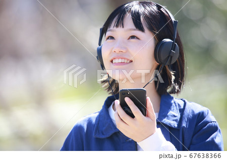 音楽を聴く女性 67638366