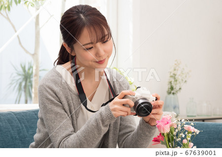 室内で花の撮影を楽しむ女性 室内で花の撮影を楽しむ女性 67639001