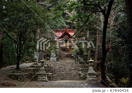 静寂の中の社 67640456