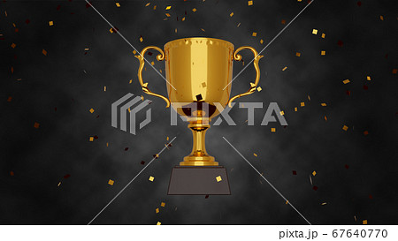 競争に勝利した人に優勝の証として与えられる、金のトロフィーまたは優勝カップ 67640770