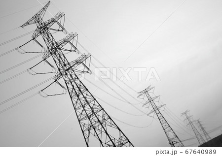 並ぶ鉄塔、モノクロの送電線 67640989
