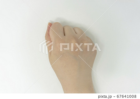 女性の右手 67641008