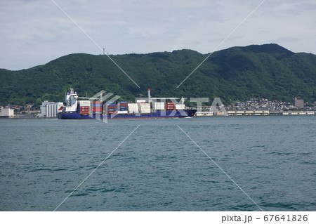 関門海峡を西に行くコンテナキャリア 67641826