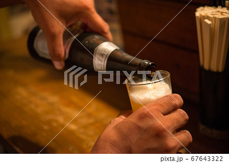 居酒屋でビールを手酌する 居酒屋でビールを手酌する 67643322