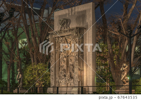 [東京・上野] 東京国立西洋美術館の入り口にあるオーギュスト・ロダンによる地獄の門の記念碑的な彫刻。 67643535