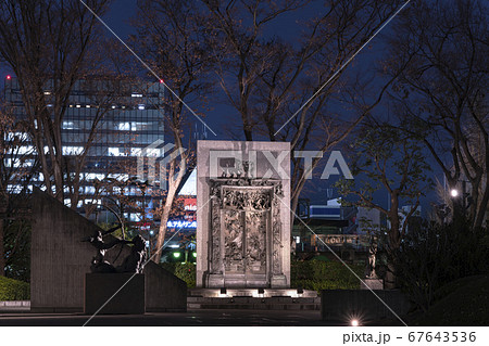 東京 上野 東京国立西洋美術館の入り口にあるオーギュスト ロダンによる地獄の門の記念碑的な彫刻の写真素材