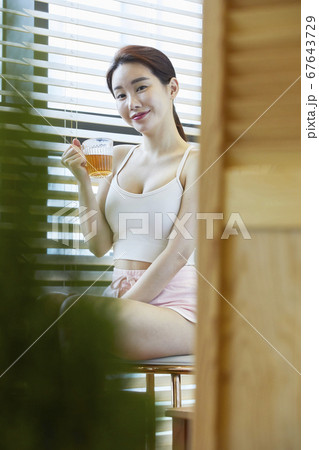 ティータイム 窓 女性 67643729