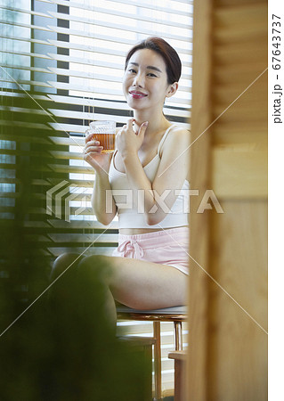 ティータイム 窓 女性 67643737
